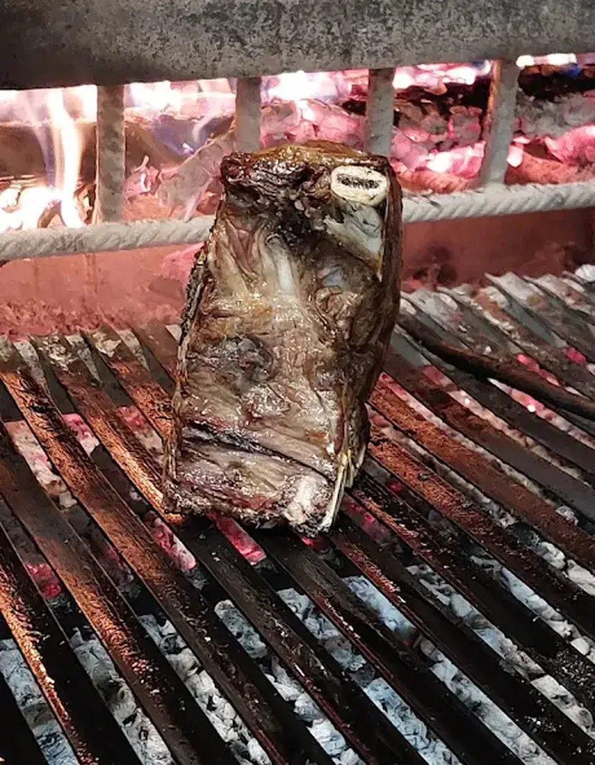 La costata in cottura sulla brace del locale